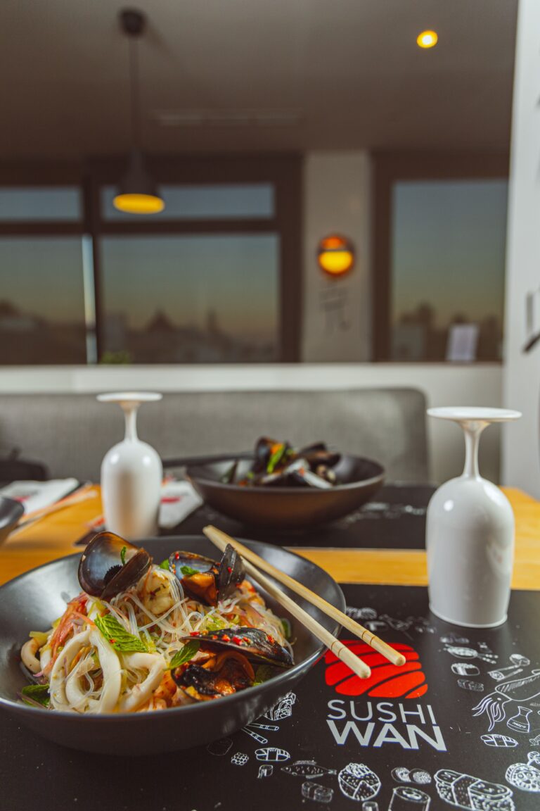 Sushiwan restaurant nouille fruits de mer 768x1152